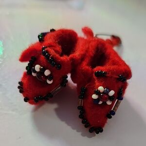 Handmade Native American Vintage Beaded Mocassins Pin